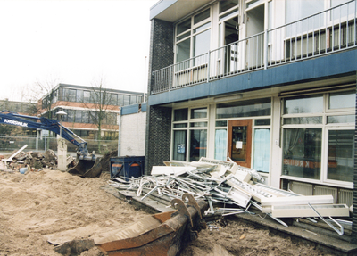 503102 Gezicht op het politiebureau Marco Pololaan 6 te Utrecht, tijdens de sloop.